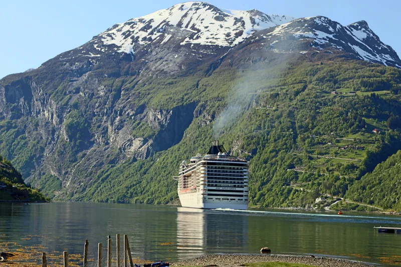 Kreuzfahrtschiff im Geirangerfjord in Norwegen